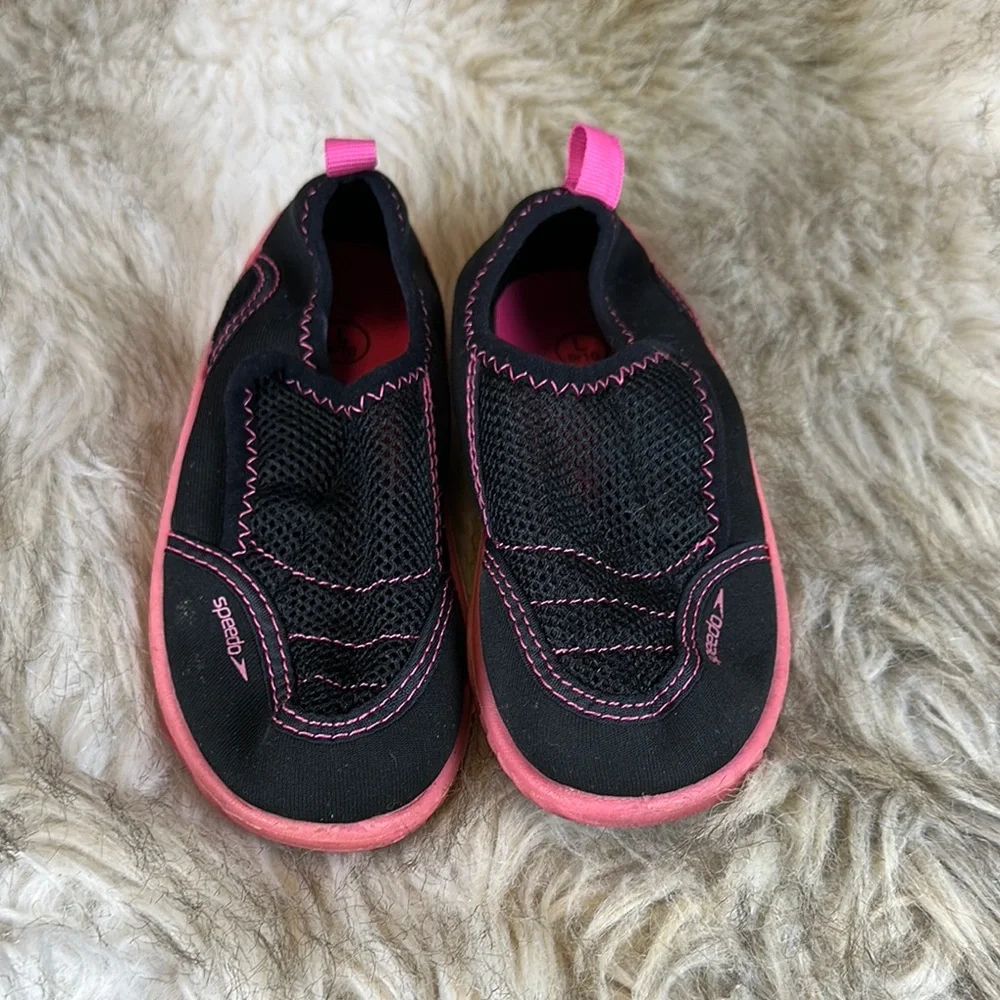 Size L (9-10) Speedo Kids Black and Pink Water Shoes